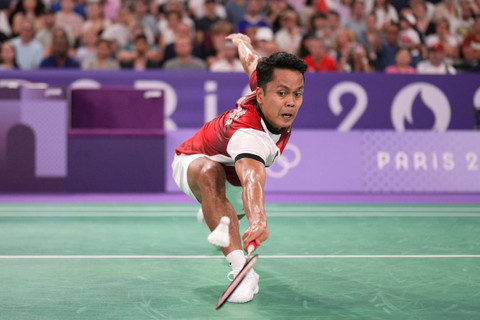 Tunggal putra Indonesia Anthony Sinisuka Ginting saat melawan tunggal Amerika Serikat Howard Shu pada babak penyisihan Grup H Olimpiade Paris 2024 di Porte De La Chapella Arena, Paris, Prancis, Minggu (28/7/2024). Foto: Dita Alangkara/AP PHOTO