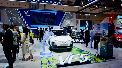 Booth Vinfast, mobil listrik asal Vietnam di GIIAS 2024. Foto: Fitra Andrianto/kumparan