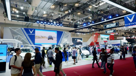 Booth Vinfast, mobil listrik asal Vietnam di GIIAS 2024. Foto: Fitra Andrianto/kumparan