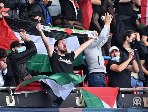 Bendera Palestina di stadion Parc des Princes, saat pertandingan sepakbola Olimpiade 2024, antara Israel vs Paraguay Foto:  Anadolu Agency 