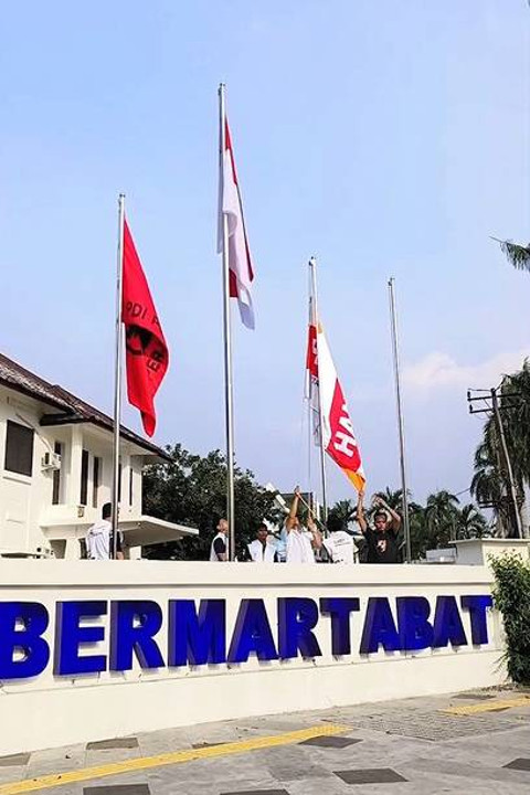 Bendera PDIP berkibar di rumah pemenangan Edy Rahmayadi. Foto: Dok Istimewa