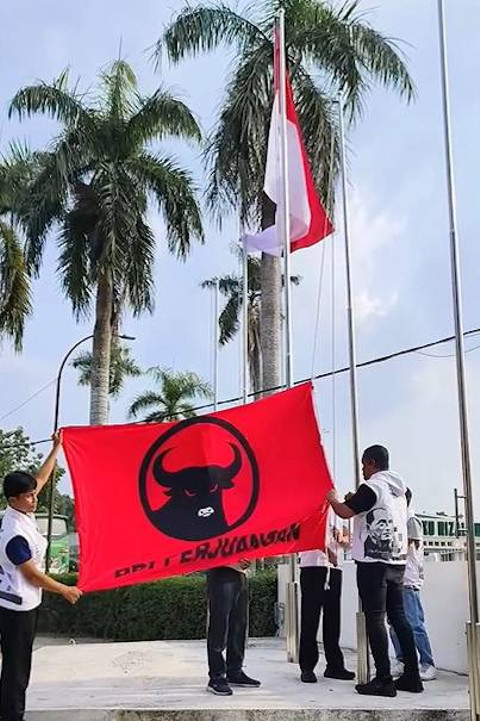 Bendera PDIP berkibar di rumah pemenangan Edy Rahmayadi. Foto: Dok Istimewa