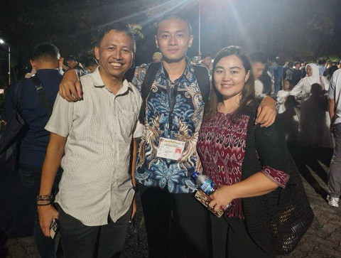 Eliezer Putrando Maleakhi bersama kedua orang tuanya, Jeffray Edward dan Susana usai dinyatakan lulus sebagai catar Akpol 2024. Foto: Dok. Istimewa