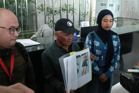 Kuasa hukum keluarga Dini Sera Afrianti mendatangi kantor Komisi Yudisial, Kramat Raya, Jakarta Pusat, Senin (29/7/2024). Foto: Fadlan Nuril Fahmi/kumparan