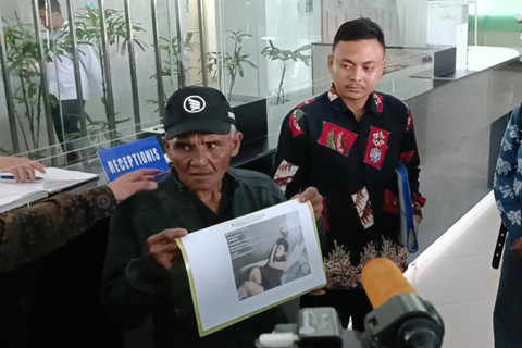 Kuasa hukum keluarga Dini Sera Afrianti mendatangi kantor Komisi Yudisial, Kramat Raya, Jakarta Pusat, Senin (29/7/2024). Foto: Fadlan Nuril Fahmi/kumparan