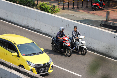 Sejumlah pemotor melintas jalan layang non tol (JLNT) Casablanca, Jakarta Selatan, Senin (29/7/2024). Foto: Iqbal Firdaus/kumparan
