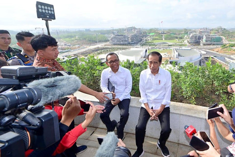 Presiden Jokowi meninjau Kompleks Istana Kepresidenan IKN, Senin (29/7/2024).  Foto: Muchlis Jr/Biro Pers Sekretariat Presiden