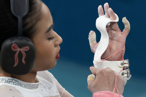 Pesenam putri Indonesia Rifda Irfanaluthfi memakai alat sebelum mengikuti nomor palang bertingkat kualifikasi senam artistik putri subdivision 1 Olimpiade Paris 2024 di Bercy Arena, Paris, Prancis, Minggu (28/7/2024). Foto: Wahyu Putro A/ANTARA FOTO
