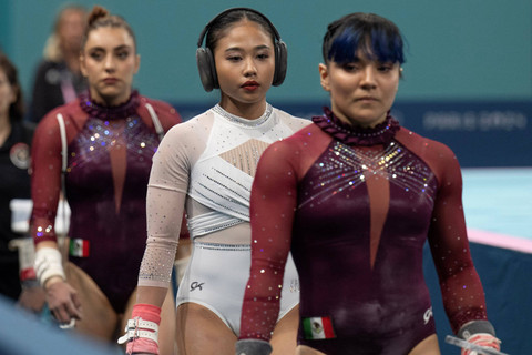 Pesenam putri Indonesia Rifda Irfanaluthfi (tengah) bersama pesenam lainnya siap untuk tampil pada nomor palang bertingkat ketika kualifikasi senam artistik putri subdivision 1 Olimpiade Paris 2024 di Bercy Arena, Paris, Prancis, Minggu (28/7/2024). Foto: Wahyu Putro A/ANTARA FOTO