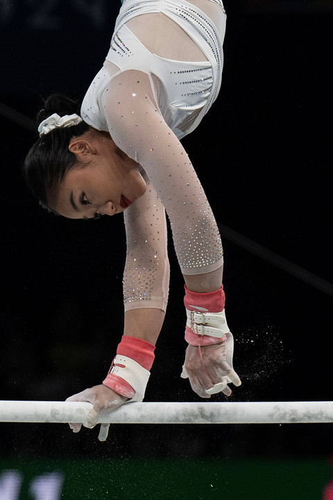 Pesenam putri Indonesia Rifda Irfanaluthfi melakukan gerakan pada nomor palang bertingkat saat pemanasan kualifikasi senam artistik putri subdivision 1 Olimpiade Paris 2024 di Bercy Arena, Paris, Prancis, Minggu (28/7/2024). Foto: Wahyu Putro A/ANTARA FOTO