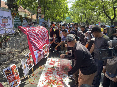 Puluhan massa menggelar demo di depan PN Surabaya tuntut keadilan Dini Sera Afrianti, korban dugaan penganiayaan hingga meninggal dunia oleh Gregorius Ronald Tannur, Senin (29/7/2024). Foto: Farusma Okta Verdian/kumparan