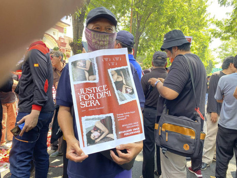 Massa  menggelar demo di depan PN Surabaya tuntut keadilan Dini Sera Afrianti, korban dugaan penganiayaan hingga meninggal dunia oleh Gregorius Ronald Tannur, Senin (29/7/2024). Foto: Farusma Okta Verdian/kumparan