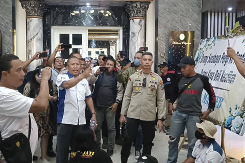 Massa dan sekuriti PN Surabaya terlibat cekcok dan ricuh karena ingin masuk membawa karangan bunga, Senin (29/7/2024). Foto: Farusma Okta Verdian/kumparan