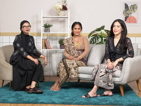 Seniman Tari, Ni Ketut Putri Minangsari (tengah) dan Tenaga Ahli Indonesian Heritage Agency, Marsha Suryawinata (kanan) berbagi cerita soal makna kebaya di program Ladies Talk kumparanWOMAN. Foto: kumparan