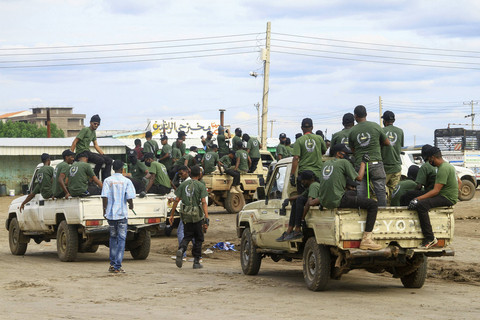 Anggota 'sel keamanan gabungan' yang terdiri dari berbagai layanan militer dan keamanan yang berafiliasi dengan tentara Sudan, berkumpul saat parade di kota Gedaref, Sudan, Minggu (28/7/2024). Foto: AFP