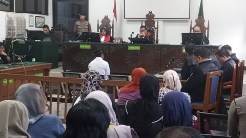 Muhamad Ramdanu alias Danu divonis 4 tahun penjara di kasus pembunuhan Tuti Suhartini dan Amalia Mustika Ratu di PN Subang, Senin (29/7/2024). Foto: kumparan