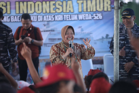 Mensos Tri Rismaharini bertemu para siswa sekolah dasar di dermaga Pelabuhan Elat, Kecamatan Kei Besar, Maluku Tenggara.  Foto: Kemensos RI