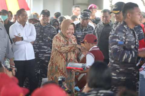 Mensos Tri Rismaharini bertemu para siswa sekolah dasar di dermaga Pelabuhan Elat, Kecamatan Kei Besar, Maluku Tenggara.  Foto: Kemensos RI