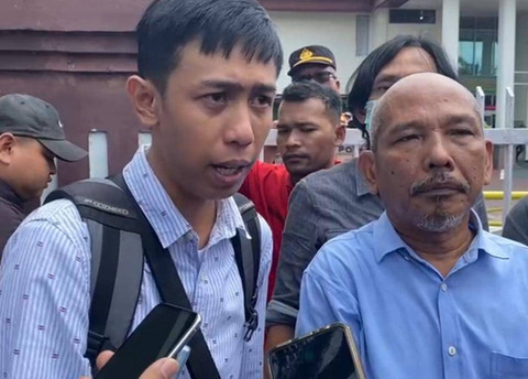 Tim Penasihat Hukum Mulyanto saat temui massa yang melakukan aksi damai di Pengadilan Negeri Pontianak. Foto: Dok, Istimewa