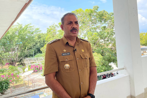 Bupati Sumba Timur, Khristofel Praing, saat diwawancarai usai rapat koordinasi pencegahan korupsi bersama Direktorat Koordinasi dan Supervisi KPK Wilayah V, di kantornya, Senin (29/7/2024). Foto: Fadhil Pramudya/kumparan