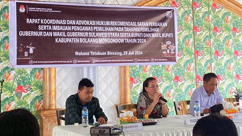 Komisioner Bawaslu Bolmong saat memberikan materi pada Rapat Koordinasi dan Advokasi Hukum Rekomendasi dan Saran Perbaikan serta Imbauan Pengawas Pemilihan pada Tahapan Pemilihan Gubernur dan Wakil Gubernur  serta Bupati dan Wakil Bupati Kabupaten Bolaang Mongondow Tahun 2024
