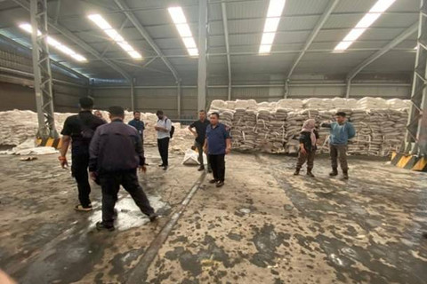 Kejagung sita 2.254 ton gula di Kantor PT SMIP, Dumai, Riau. Foto: Kejagung