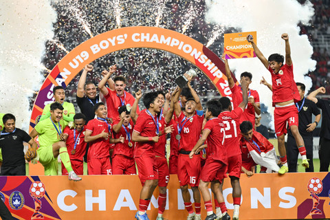 Pemain Timnas U-19 Indonesia merayakan gelar juara Piala AFF U-19 di Stadion Gelora Bung Tomo, Surabaya, Jawa Timur, Senin (29/7/2024). Foto: Sigid Kurniawan/ANTARA FOTO 