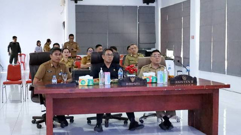Penjabat Bupati Sitaro Joi Eltiano B Oroh saat mengikuti Rakor Pengendalian Inflasi Daerah melalui rapat zoom meeting dari pihak Kemendagri.