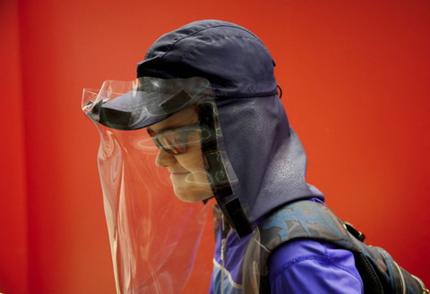 Pol Dominguez Aranda (11) yang didiagnosis mengidap Xeroderma pigmentosum - sensitivitas ekstrem terhadap sinar ultraviolet - mengenakan alat pelindung diri dari sinar ultraviolet saat meninggalkan sekolah di Barcelona, Spanyol. Foto: Albert Gea/REUTERS 