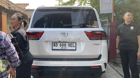 Mobil Wapres terpilih, Gibran Rakabuming Raka, Toyota Land Cruiser berwarna putih dengan plat nomor AD 666 HEL. Foto: Luthfi Humam/kumparan