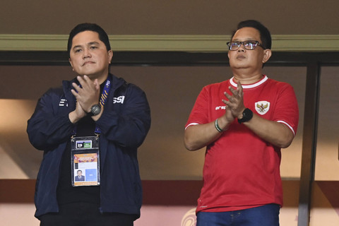 Ketua Umum PSSI Erick Thohir dan Pj Gubernur Jatim Adhy Karyono menyaksikan pertandingan final Piala AFF U-19 antara Timnas Indonesia melawan Timnas Thailand di Stadion Gelora Bung Tomo, Surabaya, Jawa Timur, Senin (29/7/2024). Foto: Sigid Kurniawan/ANTARA FOTO 