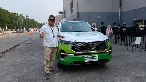 Wakil Presiden Direktur PT Toyota Motor Manufacturing Indonesia (TMMIN) Bob Azam menjajal Toyota Kijang Innova Zenix Hybrid Flexy Fuel Concept di GIIAS 2024. Foto: Fitra Andrianto/kumparan