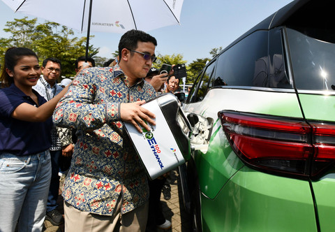 SVPTechnology & Innovation Pertamina, Oki Muraza melakukan pengisian secara simbolis bahan bakar Bioethanol pada acara Pengisian Perdana Bioethanol Sorgum Pertamina & Toyota yang diselenggarakan di ICE BSD, Tangerang pada Rabu (24/7/2024). Foto: Pertamina