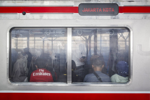 Sejumlah penumpang berada di rangkaian kereta rel listrik (KRL) Jabodetabek tujuan Stasiun Jakarta Kota di Stasiun Manggarai, Jakarta, Selasa (30/7/2024). Foto: Darryl Ramadhan/kumparan