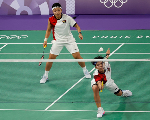 Ganda putri Indonesia Apriyani Rahayu dan Siti Fadia Silva Ramadhanti pada pertandingan Olimpiade Paris 2024 di Porte de La Chapelle Arena, Paris, Prancis, Selasa (30/7/2024). Foto: Hamad I Mohammed/Reuters