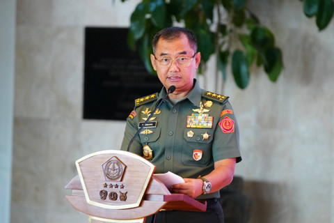 Kepala Staf Umum (Kasum) TNI, Letjen TNI Bambang Ismawan, saat menerima hibah 2 unit Mobil Kawal dan 8 unit Mobil Tahanan Militer, dari Kejaksaan RI di Ruang Hening Gedung Soedirman, Mabes TNI, Cilangkap, Jakarta Timur, Selasa (30/7/2024). Foto: Dok. Puspen TNI