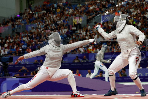 Hayoung Jeon dari Korea Selatan beraksi melawan Nada Hafez dari Mesir.  Foto: Albert Gea/REUTERS 