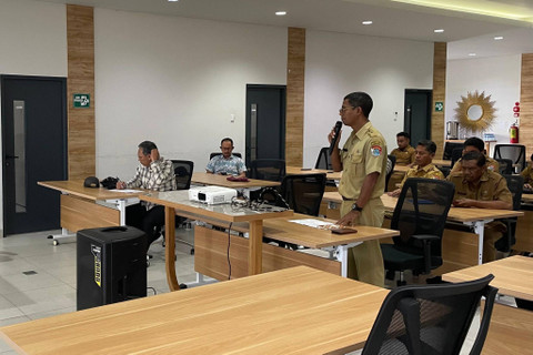 Direktorat Koordinasi dan Supervisi KPK Wilayah V saat berdiskusi bersama PT MSM dan Bapenda Sumba Timur terkait penyelesaian setoran pajak, di kantor PT MSM, di Kecamatan Umalulu, Kabupaten Sumba Timur, Nusa Tenggara Timur (NTT), Selasa (30/7/2024). Foto: Fadhil Pramudya/kumparan