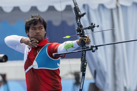 Pemanah putra Indonesia Arif Dwi Pangestu melepaskan anak panah ke sasaran saat mengikuti babak kualifikasi panahan nomor perorangan putra Olimpiade Paris 2024 di Esplanade des Invalides, Paris, Prancis, Kamis (25/7/2024). Foto: Wahyu Putro A/ANTARA FOTO