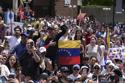 Orang-orang berkumpul untuk memprotes hasil pemilu yang memberikan masa jabatan ketiga bagi Presiden Venezuela Nicolas Maduro, di Caracas, Venezuela, Rabu (31/7/2024). Foto: Gaby Oraa/REUTERS