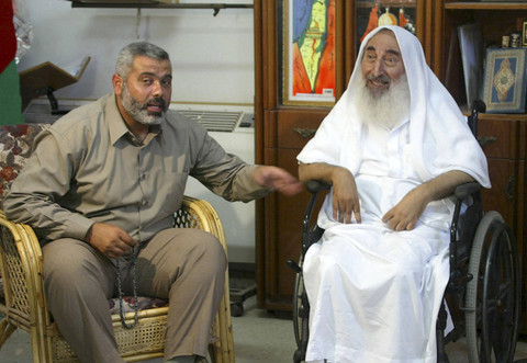 Pemimpin spiritual kelompok Hamas, Sheikh Ahmed Yassin (Kanan) dan penasihat utamanya, Sheikh Ismael Haniyeh, berbicara kepada media di Kota Gaza (14/8/2022). Foto: FAYEZ NURELDINE/AFP