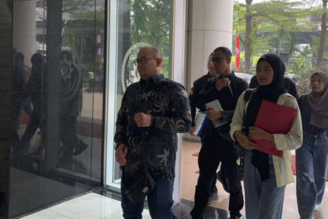 Dimas Yemahura (kiri) bersama keluarga Dini, Rabu (31/7/20234). Foto: Luthfi Humam/kumparan