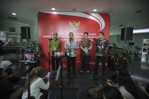 Pansel tes capim KPK memberikan keterangan kepada wartawan usai kegiatan tes tulis capim KPK di Pusat Pengembangan Kompetensi ASN Kementerian Sekretariat Negara, Jakarta, Rabu (31/7/2024). Foto: Jamal Ramadhan/kumparan