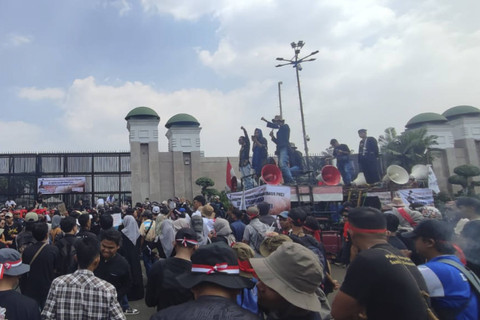 Demo warga Banten terkait tuntutan pembentukan Kabupaten Cilangkahan di DPR RI pada Rabu (31/7/2024). Foto: Rachmadi Rasyad/kumparan
