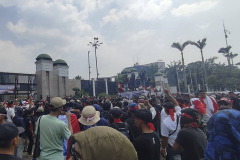 Demo warga Banten terkait tuntutan pembentukan Kabupaten Cilangkahan di DPR RI pada Rabu (31/7/2024). Foto: Rachmadi Rasyad/kumparan