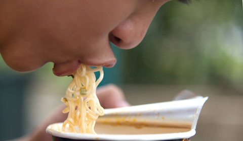 Ilustrasi anak makan mi instan. Foto: Shutterstock