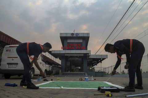 Pekerja menyelesaikan pembangunan tahap akhir perlengkapan sarana dan fasilitas di Stasiun Pondok Rajeg, Cibinong, Kabupaten Bogor, Jawa Barat, Selasa (30/7/2024). Foto: Yulius Satria Wijaya/ANTARA FOTO
