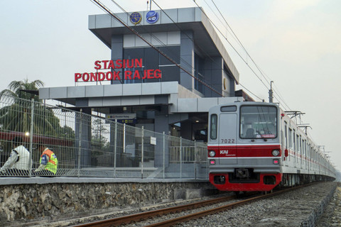 KRL melintas di samping Stasiun Pondok Rajeg yang telah selesai dibangun, Cibinong, Kabupaten Bogor, Jawa Barat, Selasa (30/7/2024). Foto: Yulius Satria Wijaya/ANTARA FOTO