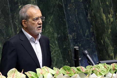 Presiden Iran yang baru, Masoud Pezeshkian, berpidato di hadapan para hadirin setelah upacara pengambilan sumpah jabatan di parlemen di Teheran, pada 30 Juli 2024. Foto: AFP