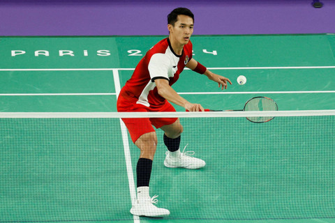 Tunggal putra Indonesia Jonatan Christie saat melawan tunggal putra India Lakshya Sen pada babak penyisihan Olimpiade 2024 di Porte De La Chapella Arena, Paris, Prancis, Rabu (31/7/2024). Foto: Hamad I Mohammed/ REUTERS